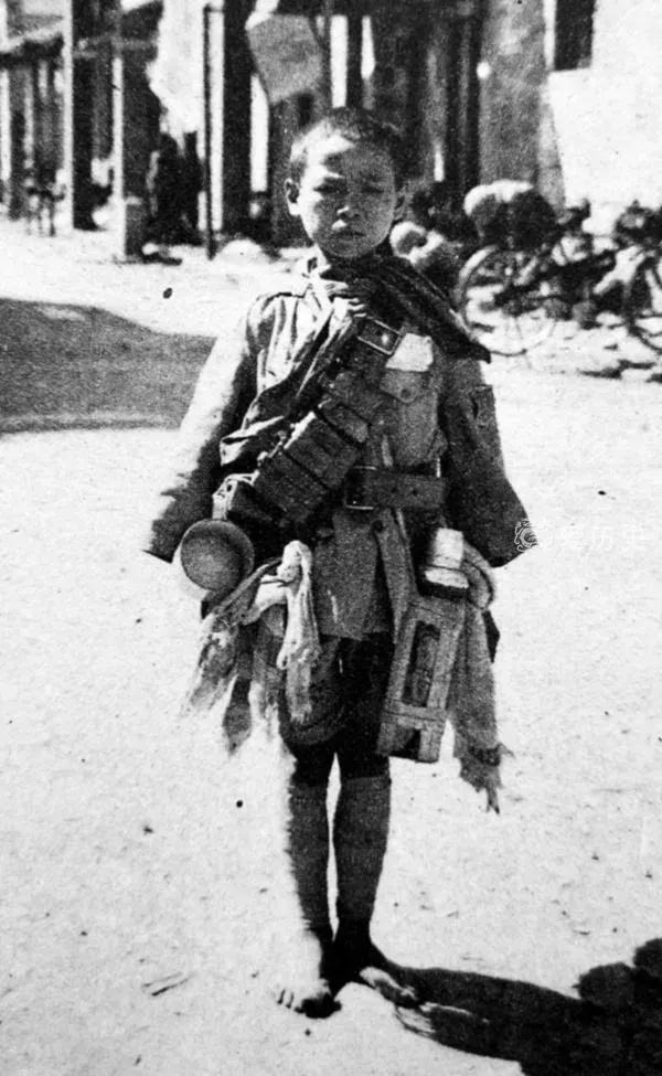 1940年，日军军官将刺刀放在