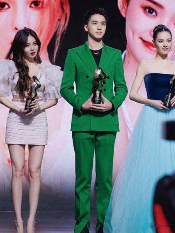 同样是“腿精”，韩国有泫雅，泰国有lisa，中国有她就够了！
大家好，我是你们最