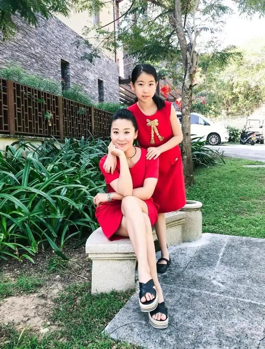 好多年没看苗圃拍过的戏了，一眨眼女儿都长这么大啦，原来她早就隐婚生子了。当年罗晋