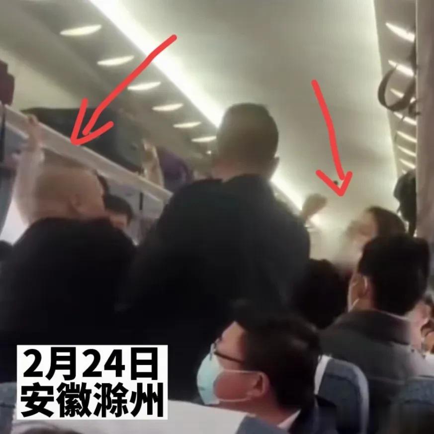 男子火车上将脚伸进女子裤裆下，被女子怒骂后，当着乘警面大打出手。
安徽滁州，一列