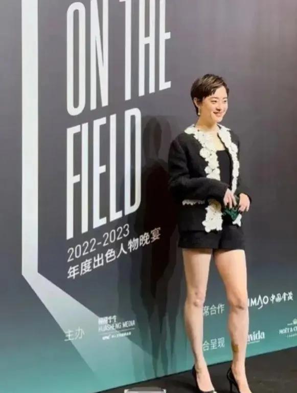 突然发现她太太太热衷于这样的打扮呢！

无论是过去，还是现在，她总是喜欢这种短裤