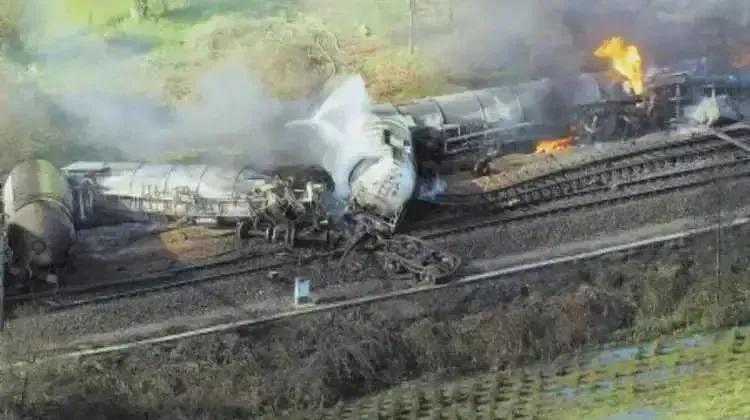 又炸了！今‮凌日‬晨2点，两列满‮西载‬方‮器武‬弹‮的药‬军‮列用‬车，刚从波