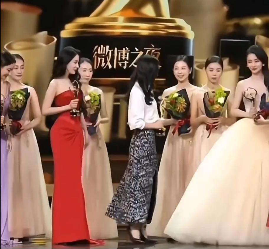 Angelababy是超甜超美的女孩，长得太漂亮了，我感觉只有电脑绘图能画出来那
