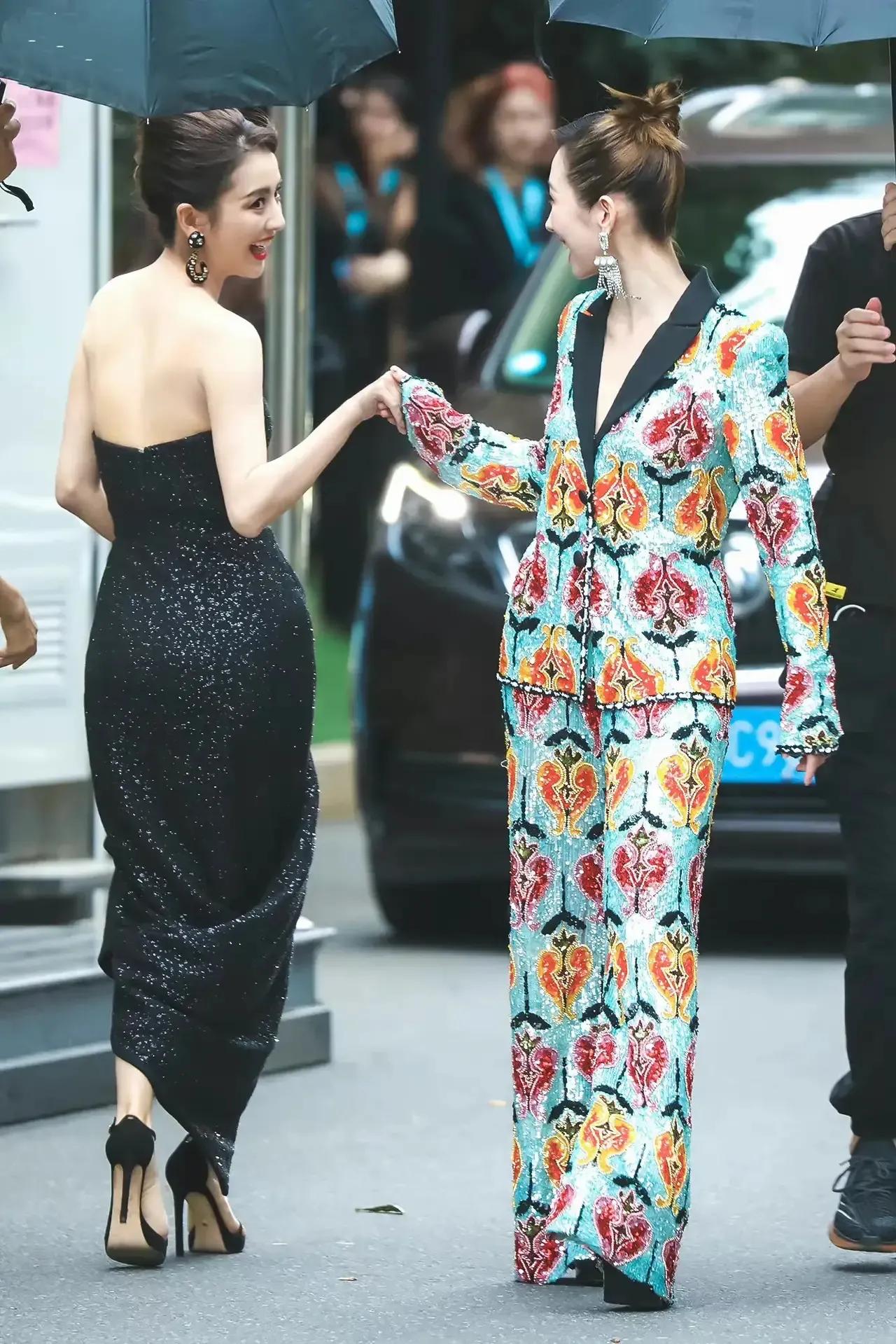 佟丽娅这回眸一笑，明艳动人，如沐春风，不经意间就惊艳了时光。
精致的五官，曼妙的