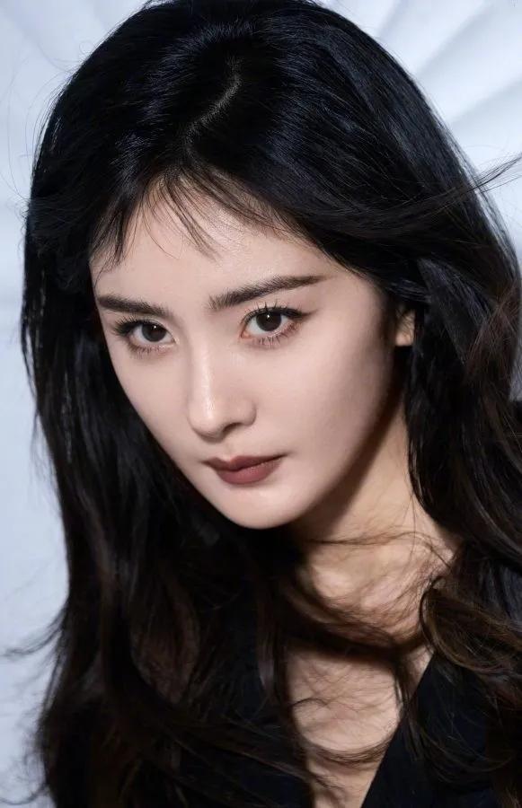 杨幂最近为一本时尚杂志拍摄了一组令人惊艳的写真。在这组照片中，她展示了她令人羡慕