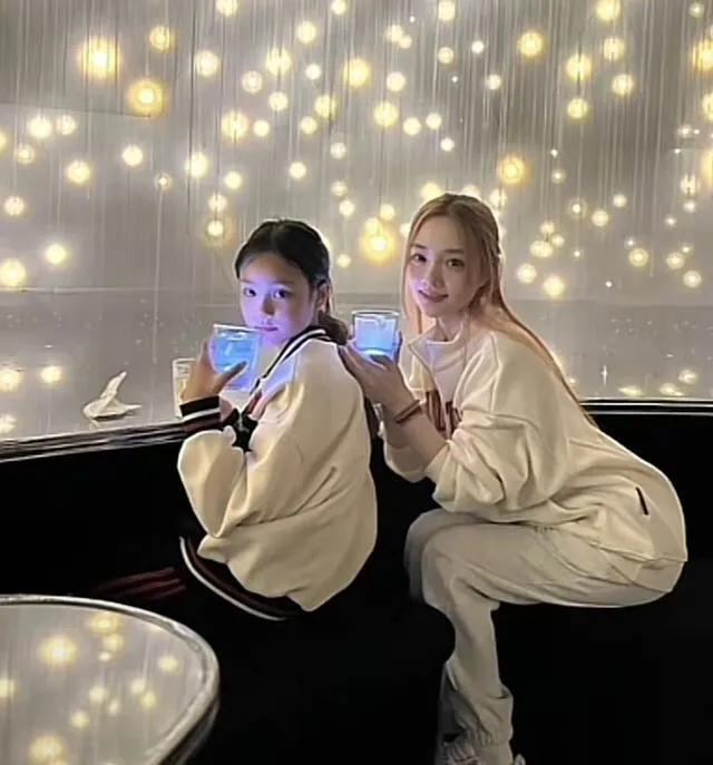 李小璐真是保养有术！这哪像母女？这看着分明就像两姐妹一样！
