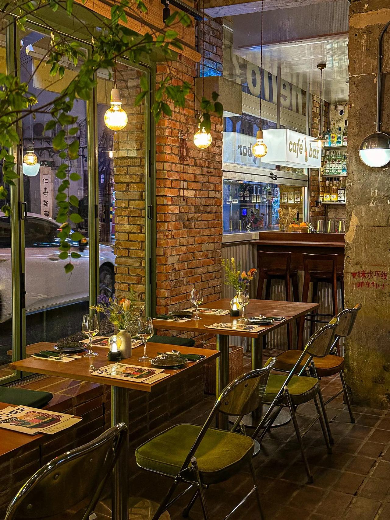 真的好喜欢上海这种街边bistro…又美又好吃可太喜欢这样的街边小酒馆了
简直就