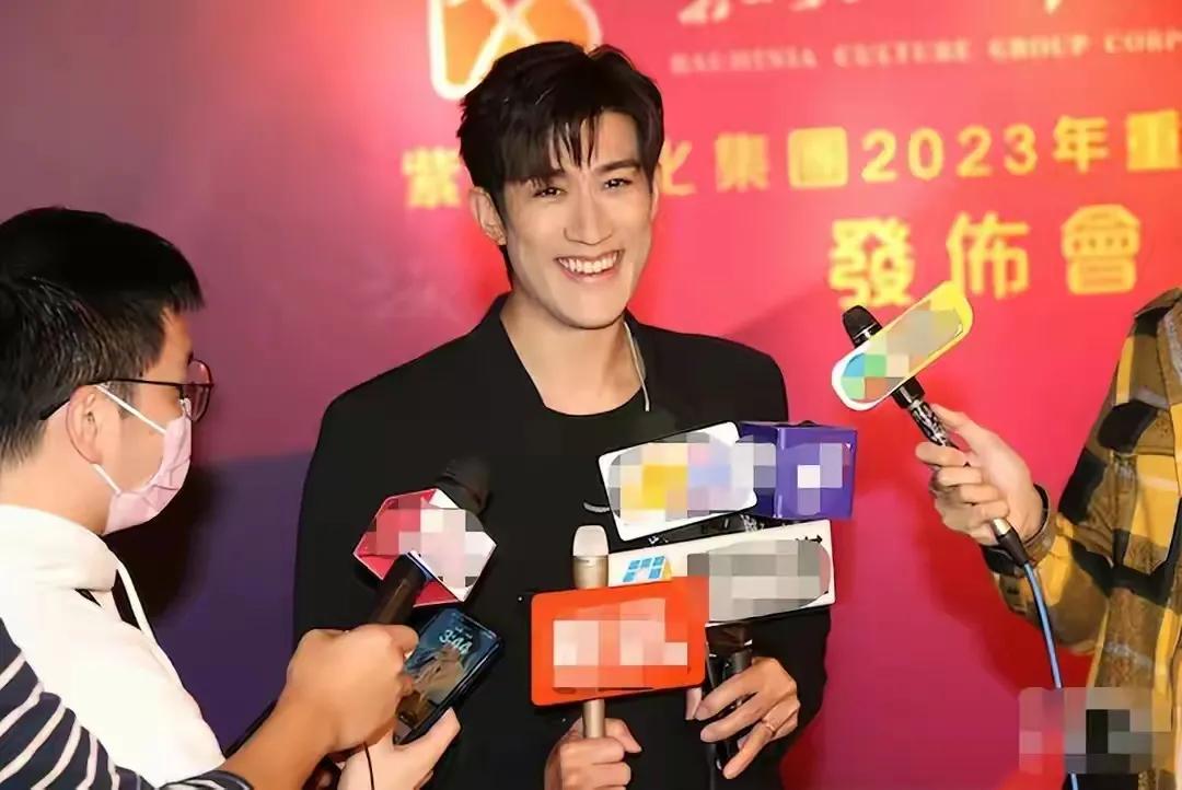 李治廷宣布结婚，新娘子是他的初恋，也是个混血儿，他满脸都是幸福甜蜜。

李治廷的