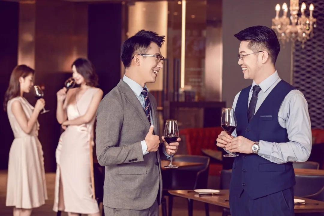 饭局上，领导帮你倒水，你会怎么说？

低情商的人只会说：谢谢，但是高情商的人，却