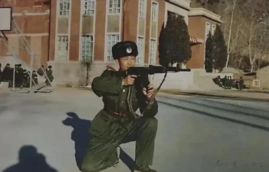 张译当兵时候的照片，应该很少人看过吧，这应该是1997年至2006年期间张译在北