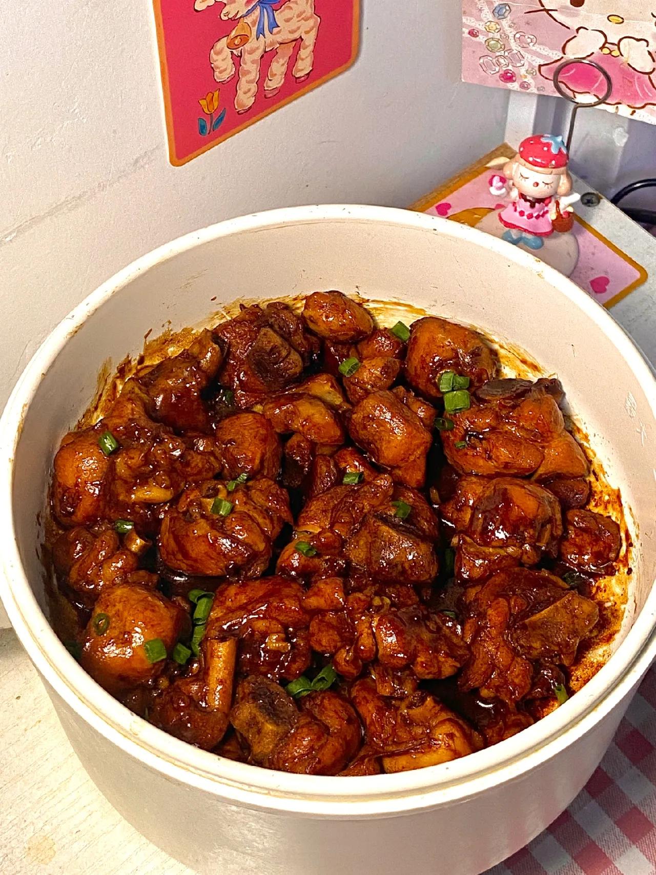 不愧是朋友店里的招牌菜，终于肯交给我了，今天做了超下饭的葱油焖鸡鸡肉鲜嫩多汁，真
