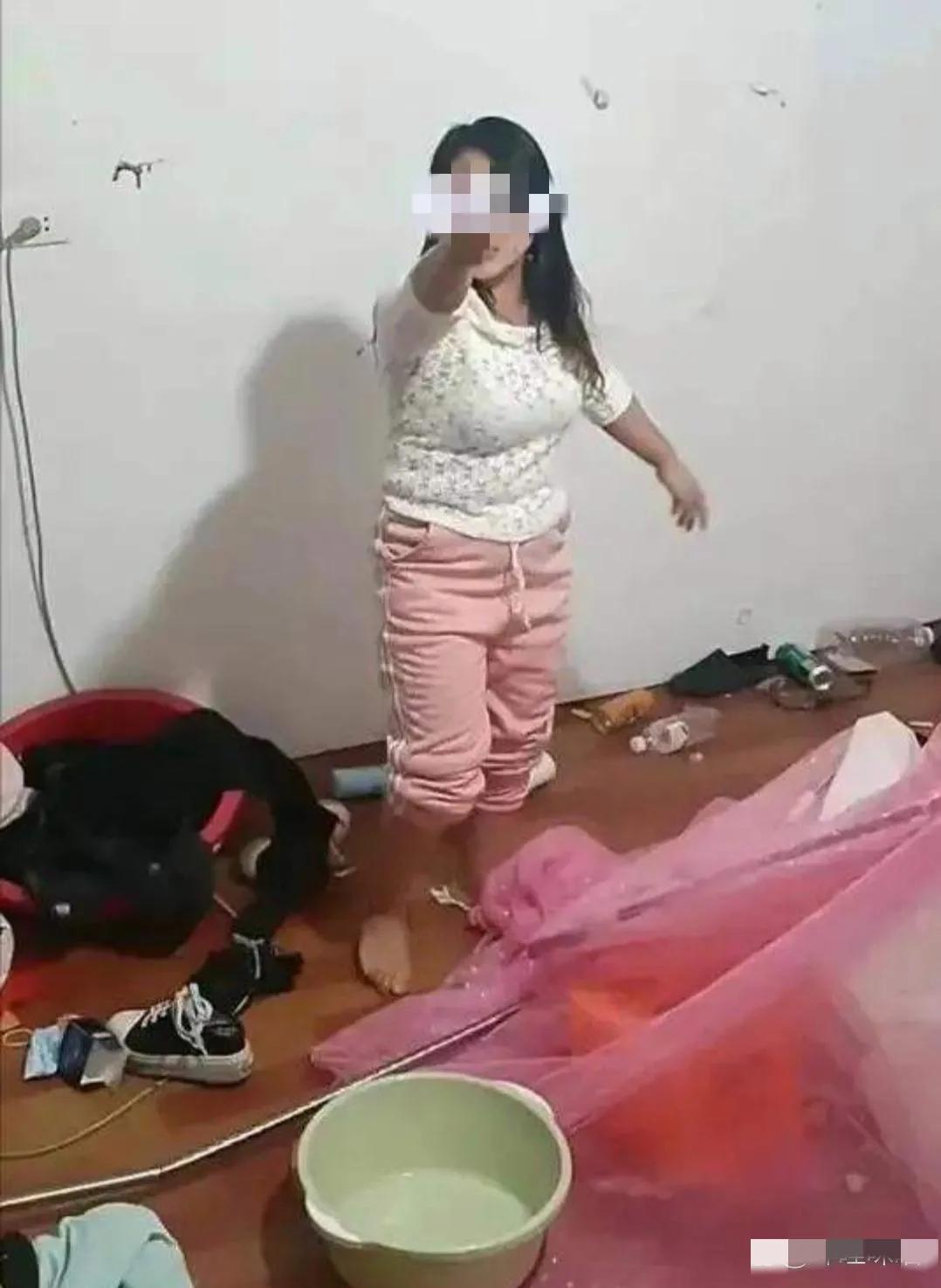 我前3任夫丈都比你强，窝囊废，4婚女子与丈夫吵架时狂言。该女子边砸东西，边骂现任