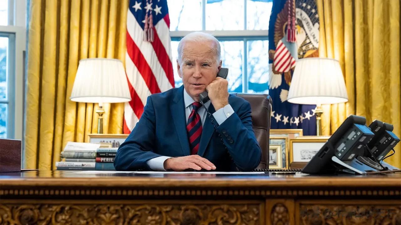 拜登又被“搜家”了，有一些笔记被带走。[灵光一闪]

注意，木叔说的是“搜家”，