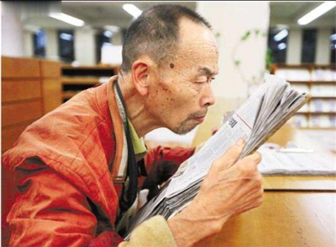 2014年，杭州图书馆内一拾荒老人看书前自发洗手引关注，经调查，他本是中学的退休
