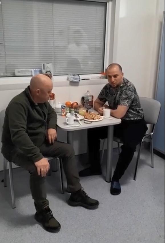 2月16日，普里戈津去医院探望了阿普蒂·阿劳迪诺夫。哥俩边喝，边聊，谈得很有兴致