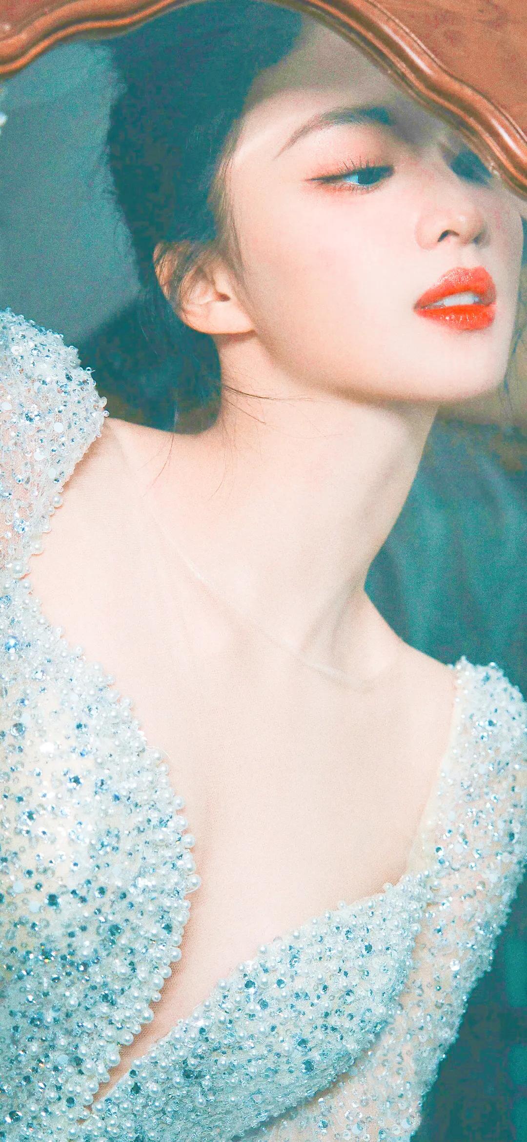 王楚然

胭脂水粉般的细腻光滑，
裹了蜜的清香，
迎面扑鼻的感觉，
你一身白色珍