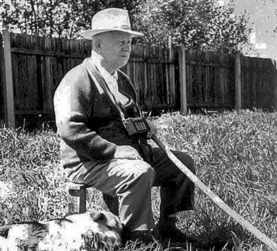 #历史那些事[超话]#1964年，被强制“退休”的赫鲁晓夫坐郊外小别墅里的草地前