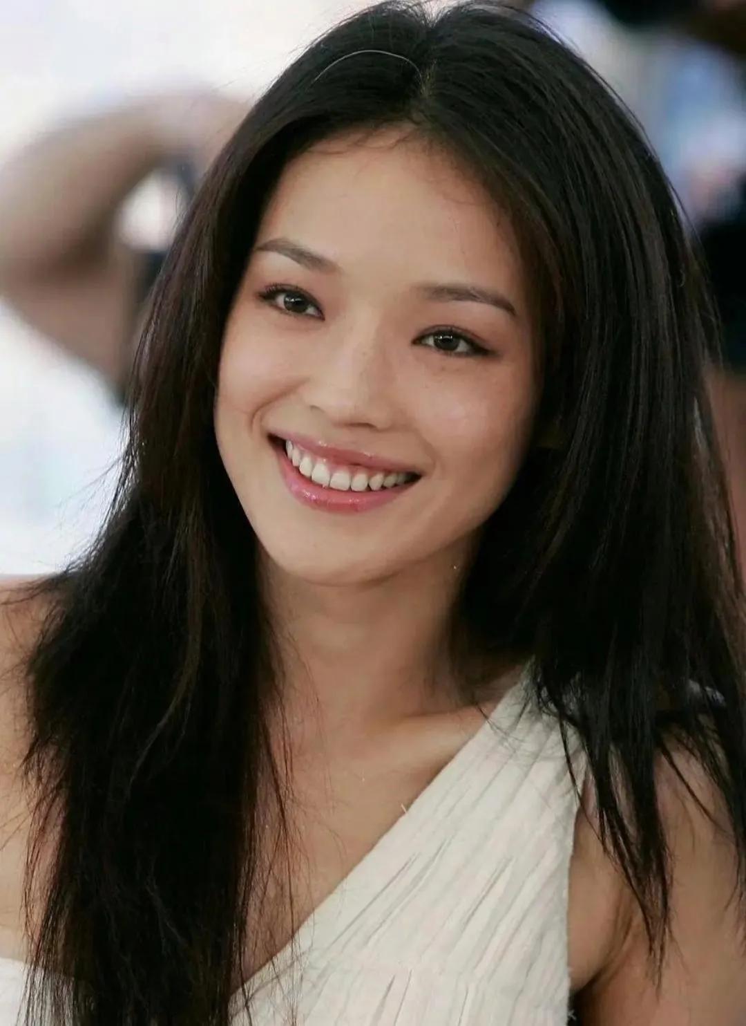 美的很自然，洒脱，而又慵懒，自信大方舒服。舒淇人如其名，她才是真正美人，从内到外