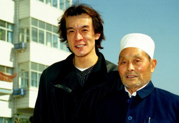 如果说老干妈是国民干妈的话，那十三香就是国民干爹，靠着一张百元大钞起家，历经九九