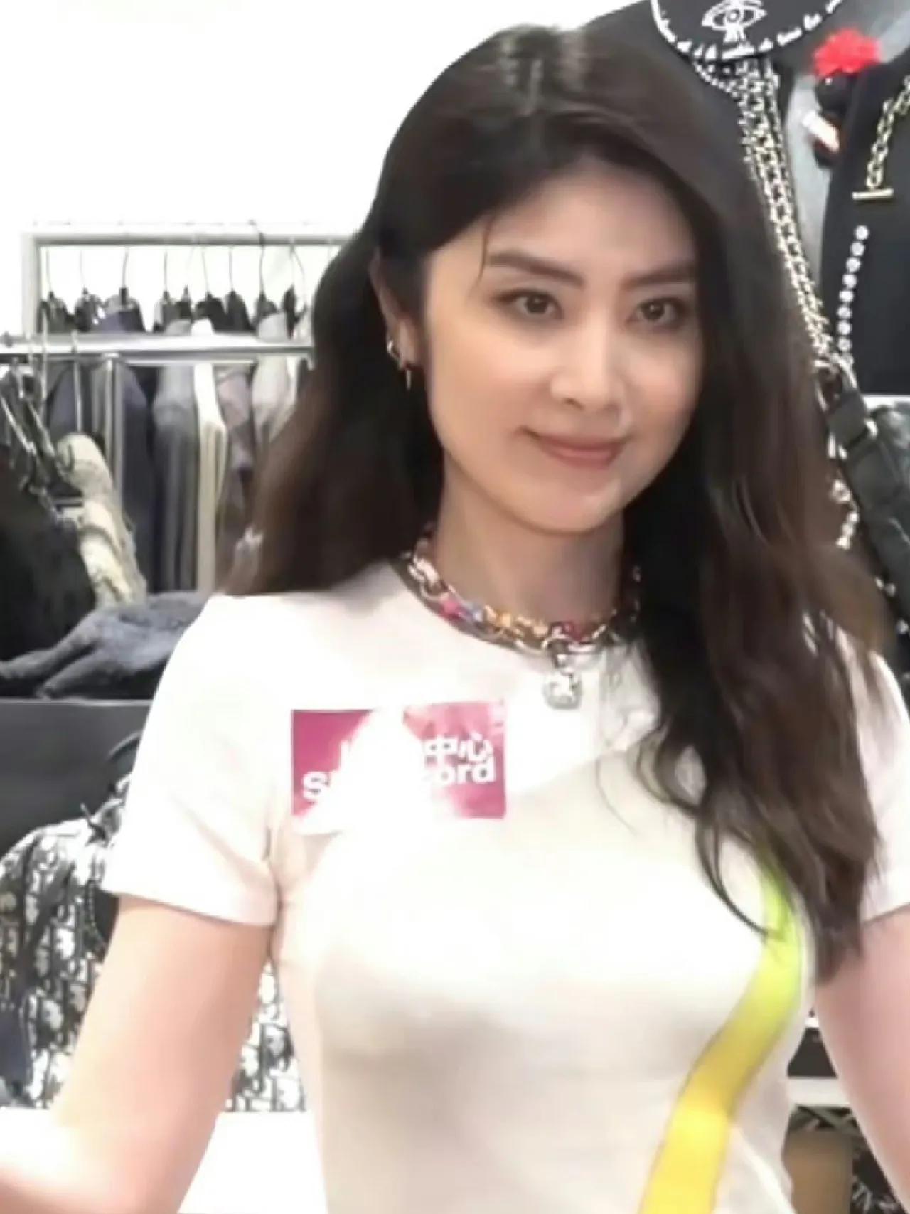 51岁的陈慧琳活动生图，真是冻龄女神
努力成为更好的自己  51岁的陈慧琳在香港
