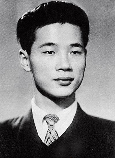 1939年，跟着母亲在成都老家住了快八年的李鹏同志在周总理的亲自关怀下，由邓颖超