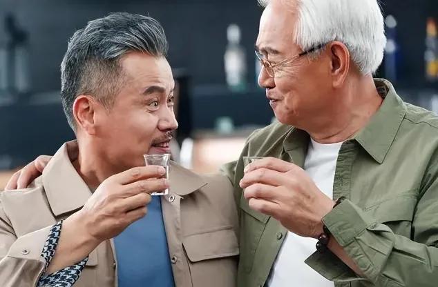 男人上了50岁要戒酒？行家：瞎扯！牢记这2点可以敞开喝

上了年纪是不是身边人都