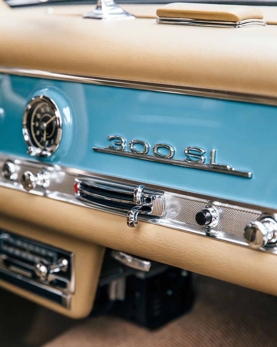 #mercedes300sl 精致的老车，按钮、挡把等构件太漂亮了 ​​​
