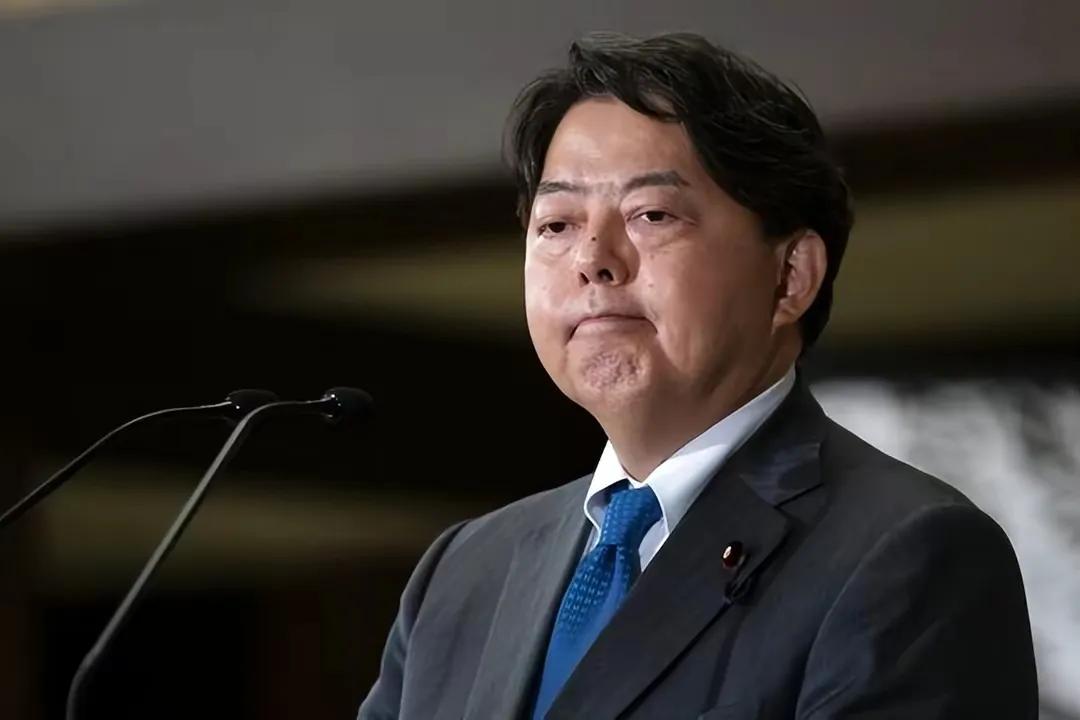 毛宁惜墨如金

3月31日，中国外交部发言人毛宁宣布:

应国务委员兼外长秦刚邀