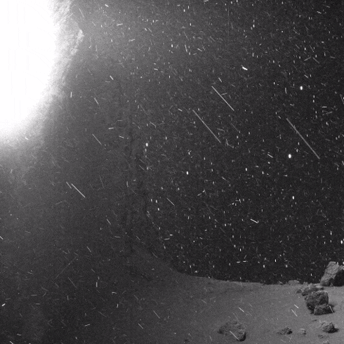 这张看起来像是暗夜里飘雪的照片，实际上，是人类第一次近距离观察一颗彗星的样子。

