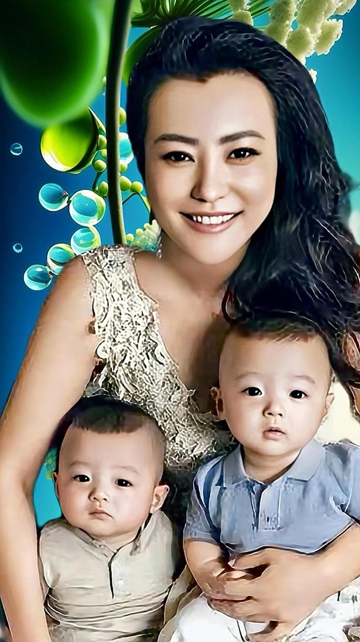 郝蕾双胞胎儿子小时候与长大后的对比  小时候萌的可爱，长大后帅的可爱， 两个双胞