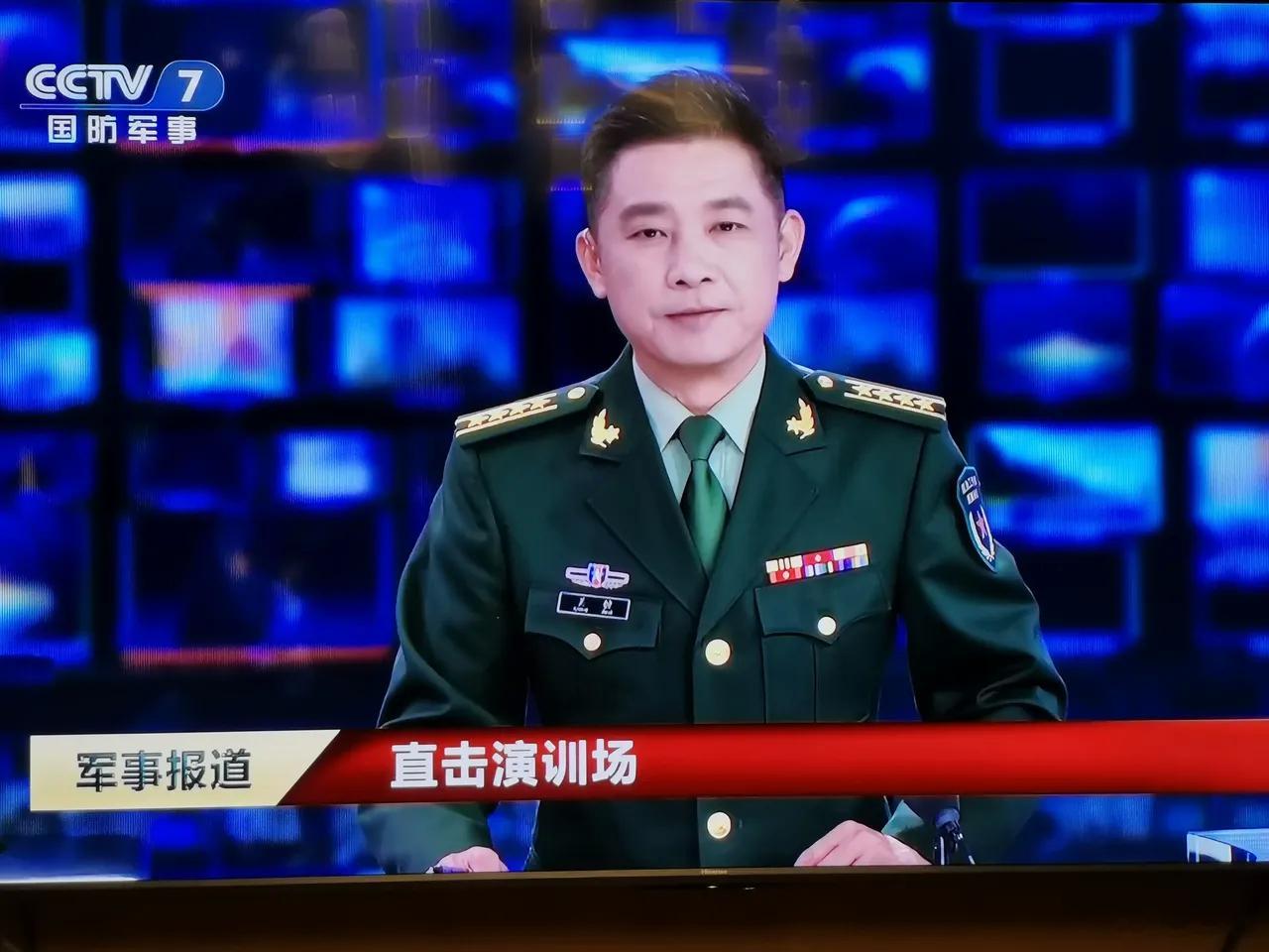军人勋表新变化！看央视主持人胸前，男主持人虽然是大校军衔、副师级别，但勋表却只有