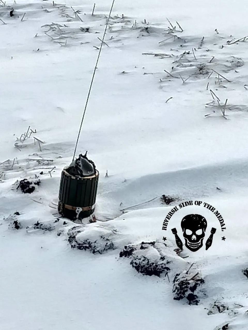 非常危险的德国和法国地雷，散落乌克兰。它们在一个管子里一次性射出3个，然后分散并