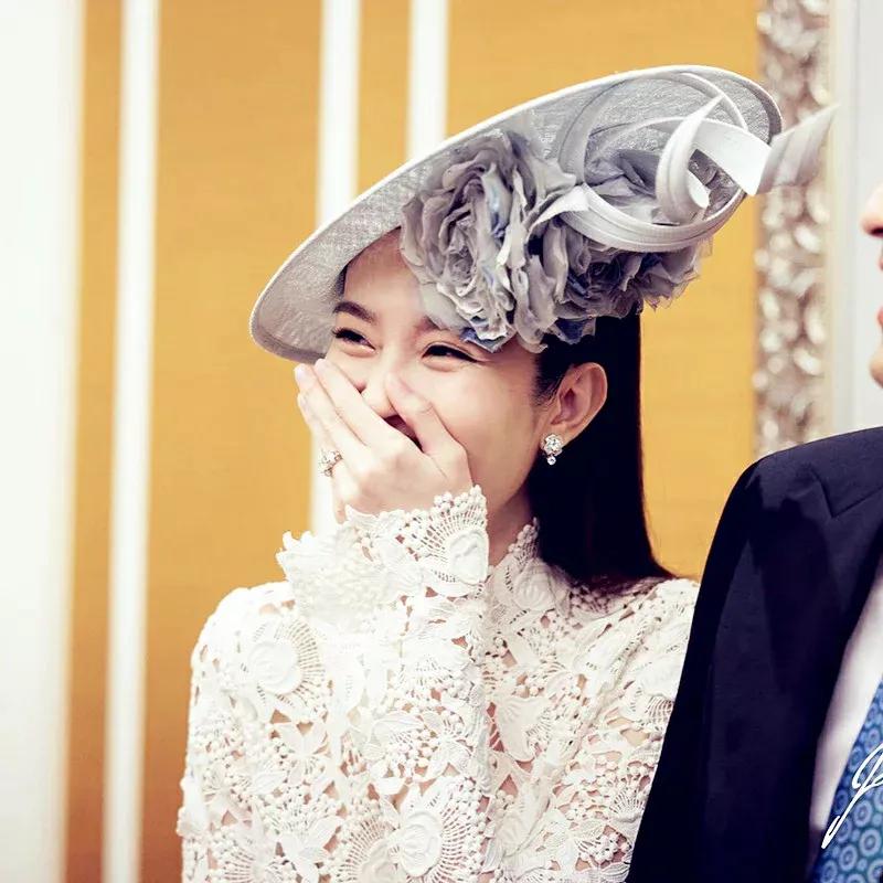 泰国“人妖皇后”和男友订婚，穿镂空礼服太美，曾和张家辉，周润发合作

被称为泰国