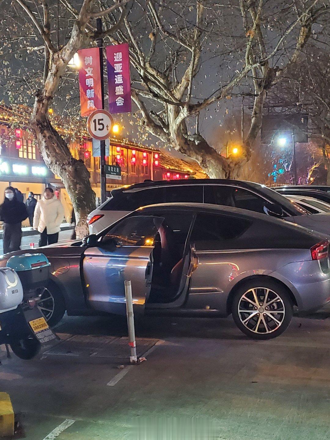 零跑s01 等车时候看到的 呆了十多分钟一直没人也没关车门 果然买这车的人脑回路