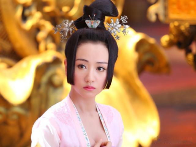 同样是“公主切”！
哈喽，你们最喜欢的小编上线了，今天依然有最新鲜的娱乐资讯，想