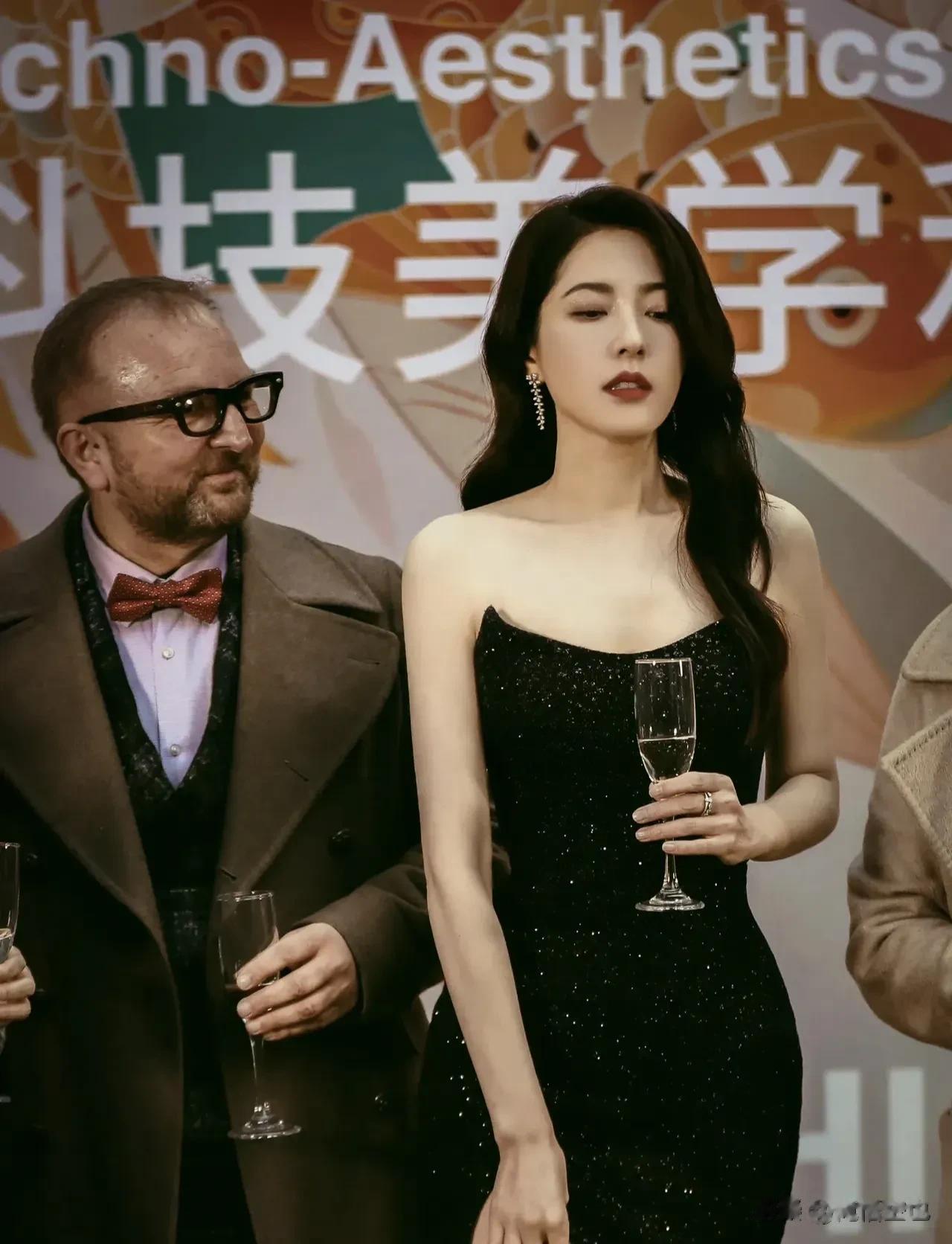 看看把大美女曾黎拍成什么样了，事实上曾黎本人比这个照片上好看多了，而且本人至少也