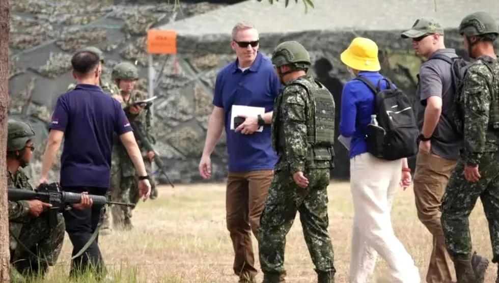 一个在49年被打的溃不成军，一个在53年被打的心服口服，两个手下败将在一起企图通