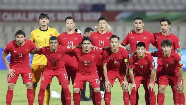 国足在友谊赛1:2输给了新西兰，在从新西兰返程的途中遭遇了国内的球迷，这名球迷专