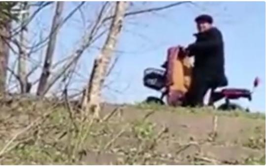 女子在河边跑步被老人反复骚扰，“过来玩玩马上给你转1万”，当事人：我很害怕，差点