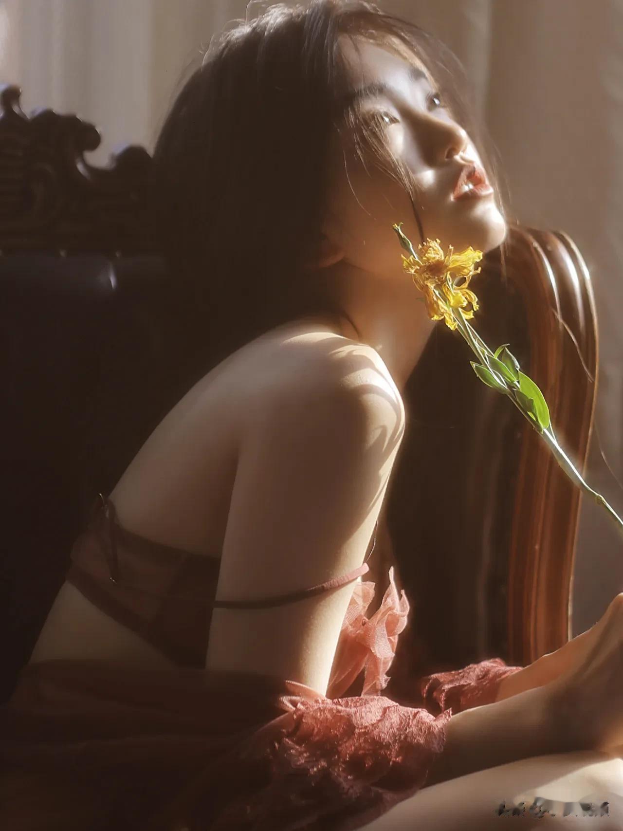 在光影下简直就是梦中的画面
朦胧氛围感就是yyds[偷笑R]
发光的并不是衣服 