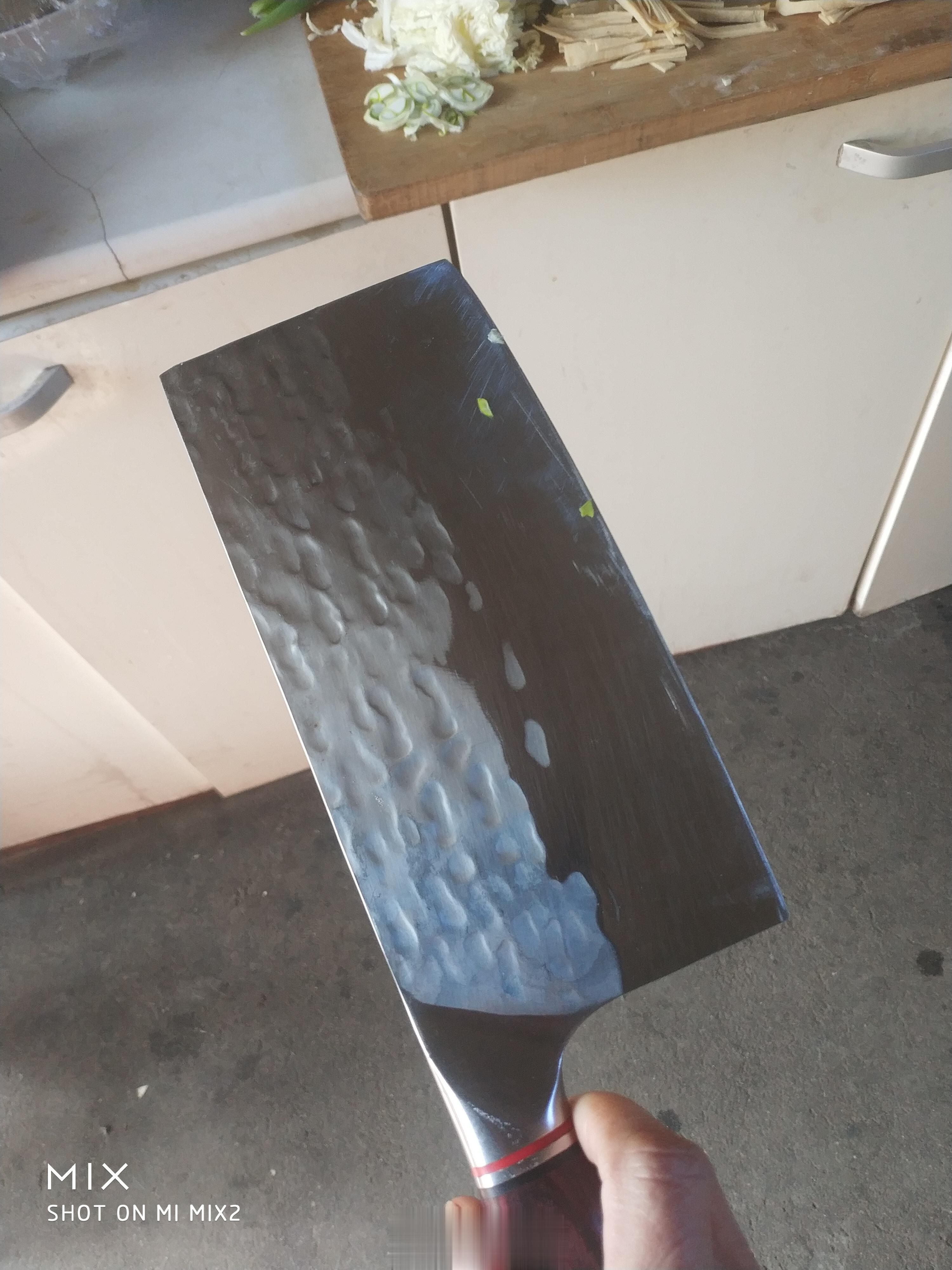 前两天，有位朋友问我，为什么我家的菜刀上有许多的小坑。我根据几十年的经验，认为刀