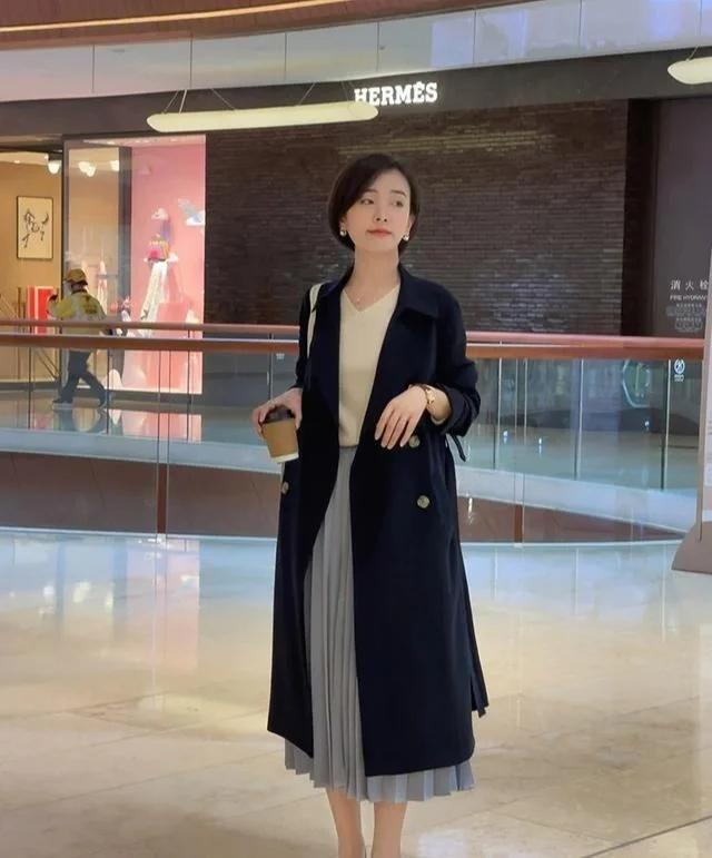 相信很多爱美女性的外套已经从毛呢大衣换成更轻薄的长款风衣了，但是搭配就变成了难题