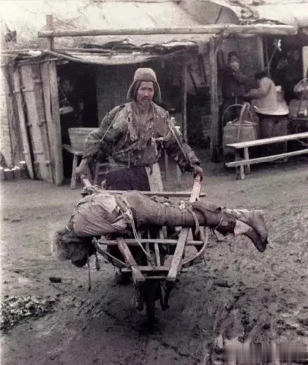 1942年，河南大饥荒，这个快要被遗忘的年代，让人心碎，一位衣衫褴褛的老者，正将