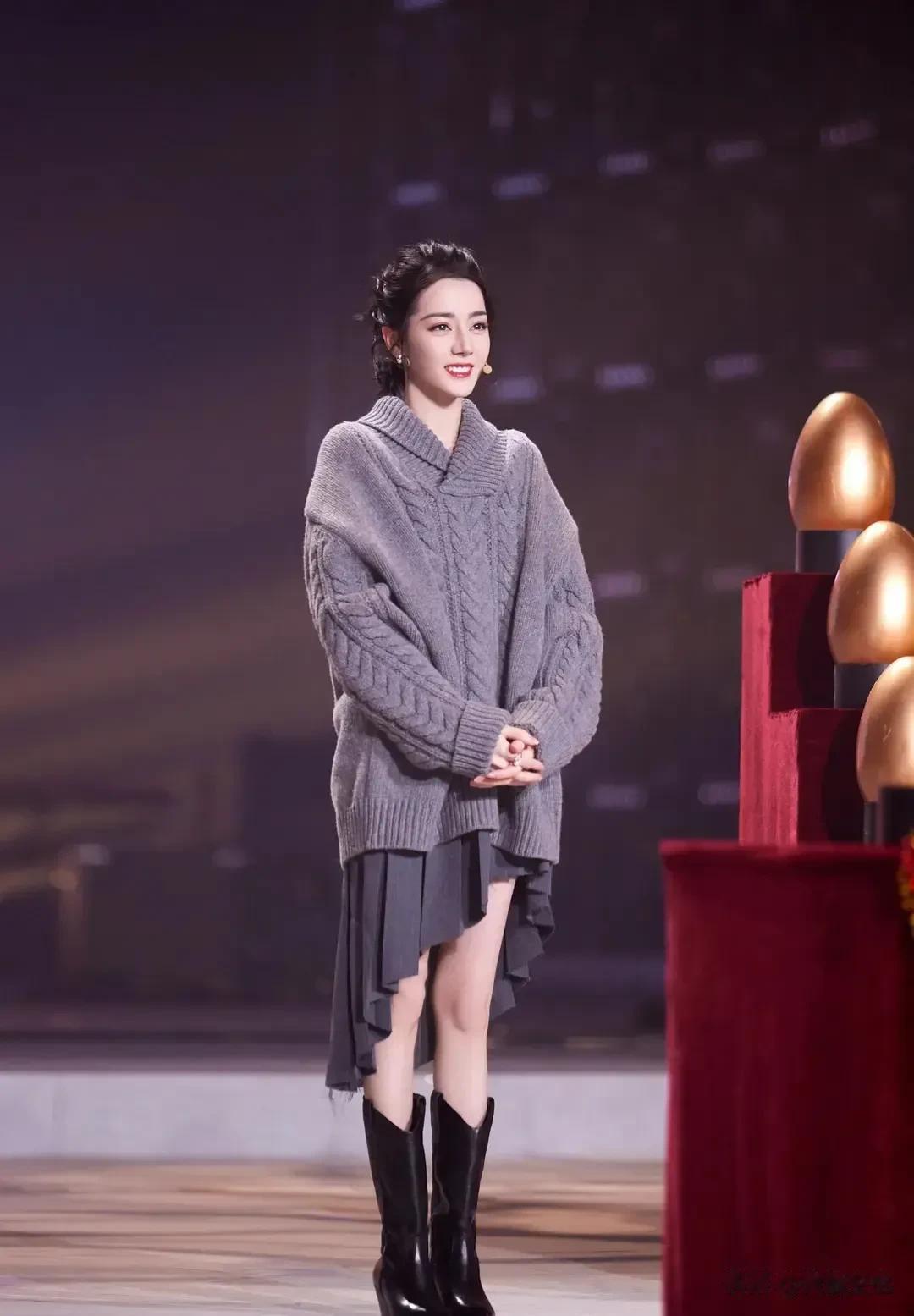 对于我这个强迫症来说，迪丽热巴的裙子我真是受不了，也太奇怪了，感觉就像是走线了才