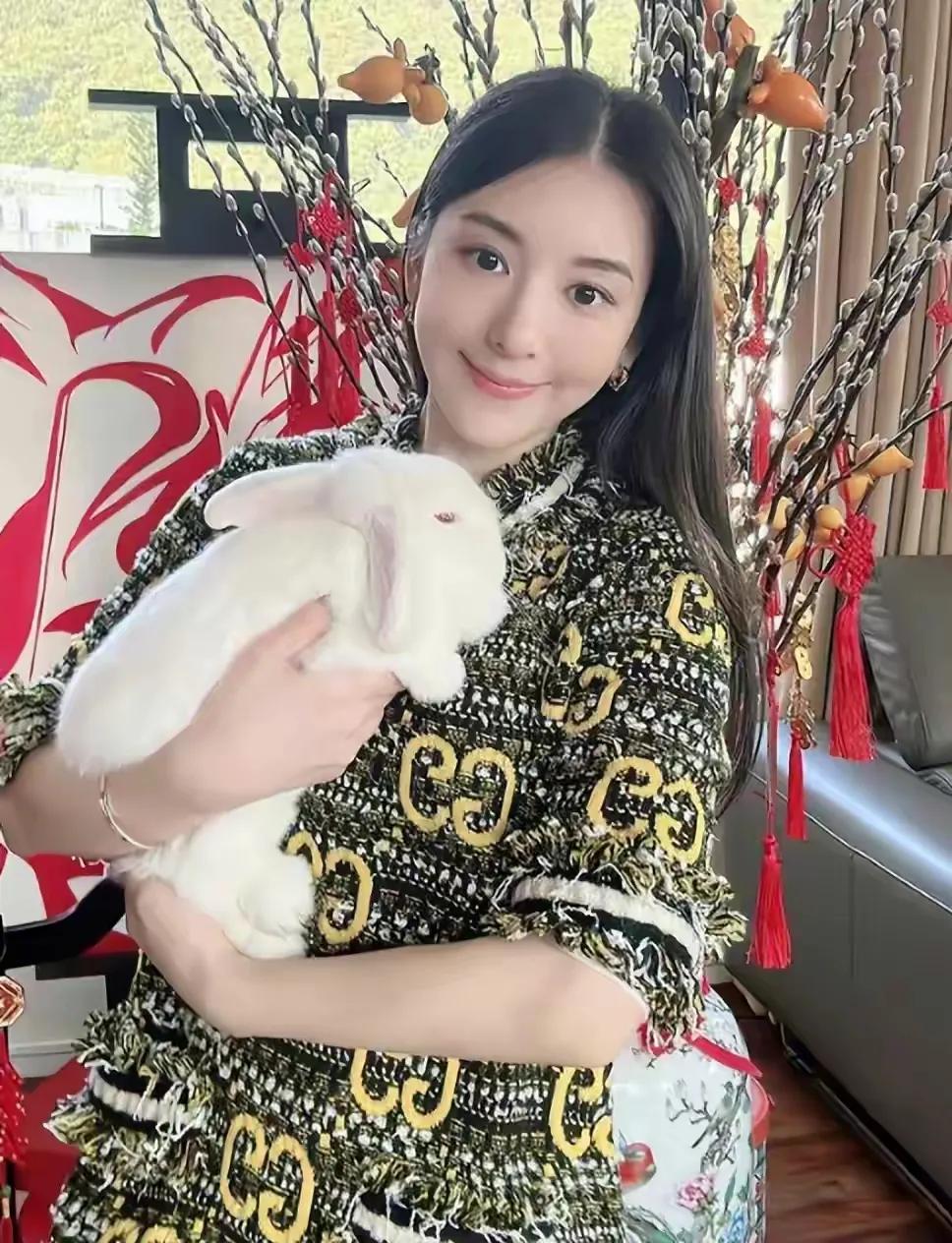 郭富城老婆方媛疑似怀孕，肚子很大，刻意用兔子挡肚子。

方媛为郭富城生了两个女儿