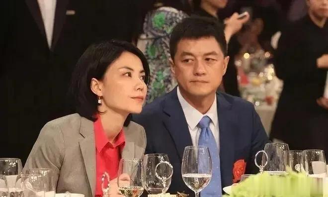 李亚鹏曾说：“我最享受王菲把剩饭扣在我碗里的时候，女儿和保姆都看着……”话还没说