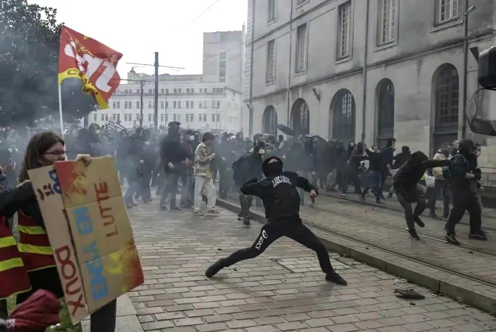 法国大乱套了！乱的是火急火燎啊！到处都是火苗啊！这是法国人的怒火，心中的小火苗烧