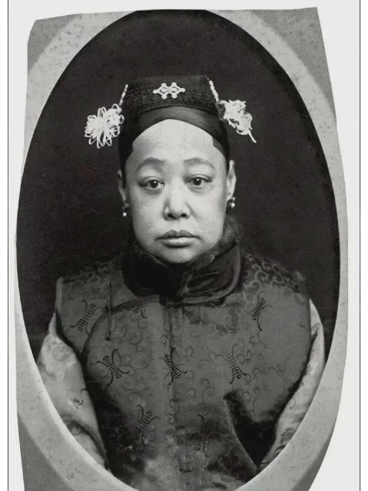 这是光绪帝的妃子——瑾妃
她是光绪宠妃珍妃的亲姐姐，
妹妹珍妃倍受宠爱，瑾妃却一
