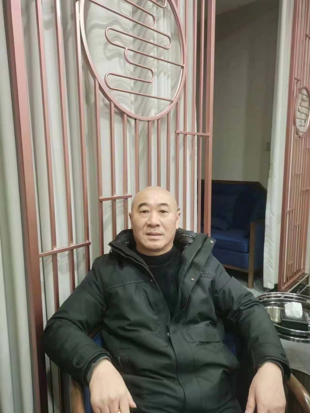 #头条新闻工作室[超话]##55岁退役军人为抓歹徒被拖千米#  2月11日下午，