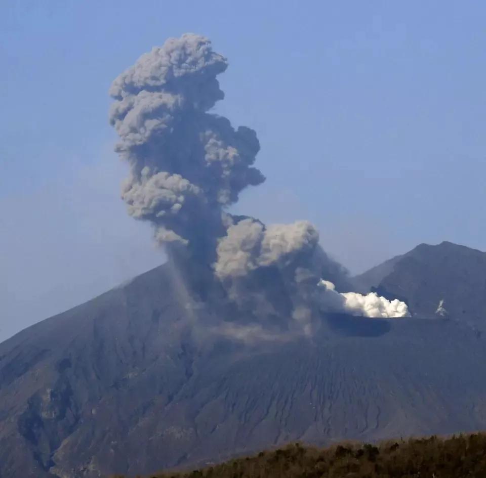 日本火山喷发要出大事了！
近日日本樱岛昭和火山喷发，随着剧烈爆炸声中，山顶升起巨